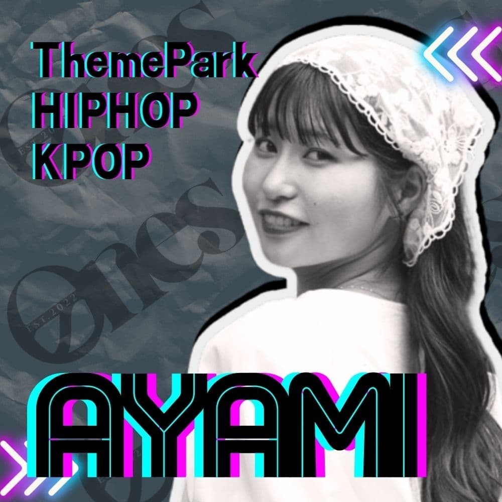 勝どき・晴海ダンス教室ONESのAYAMI先生。サンリオやラグビー専属チア、テレビ千鳥ライブなど多数の出演歴を持つ現役プロ講師が、中央区のスタジオでテーマパークダンスやK-POPを基礎から情熱的に指導する様子。